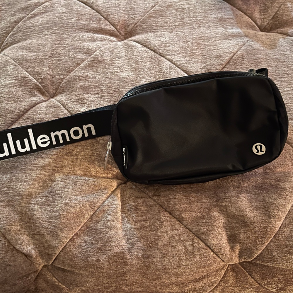Lululemon logo belt bag
